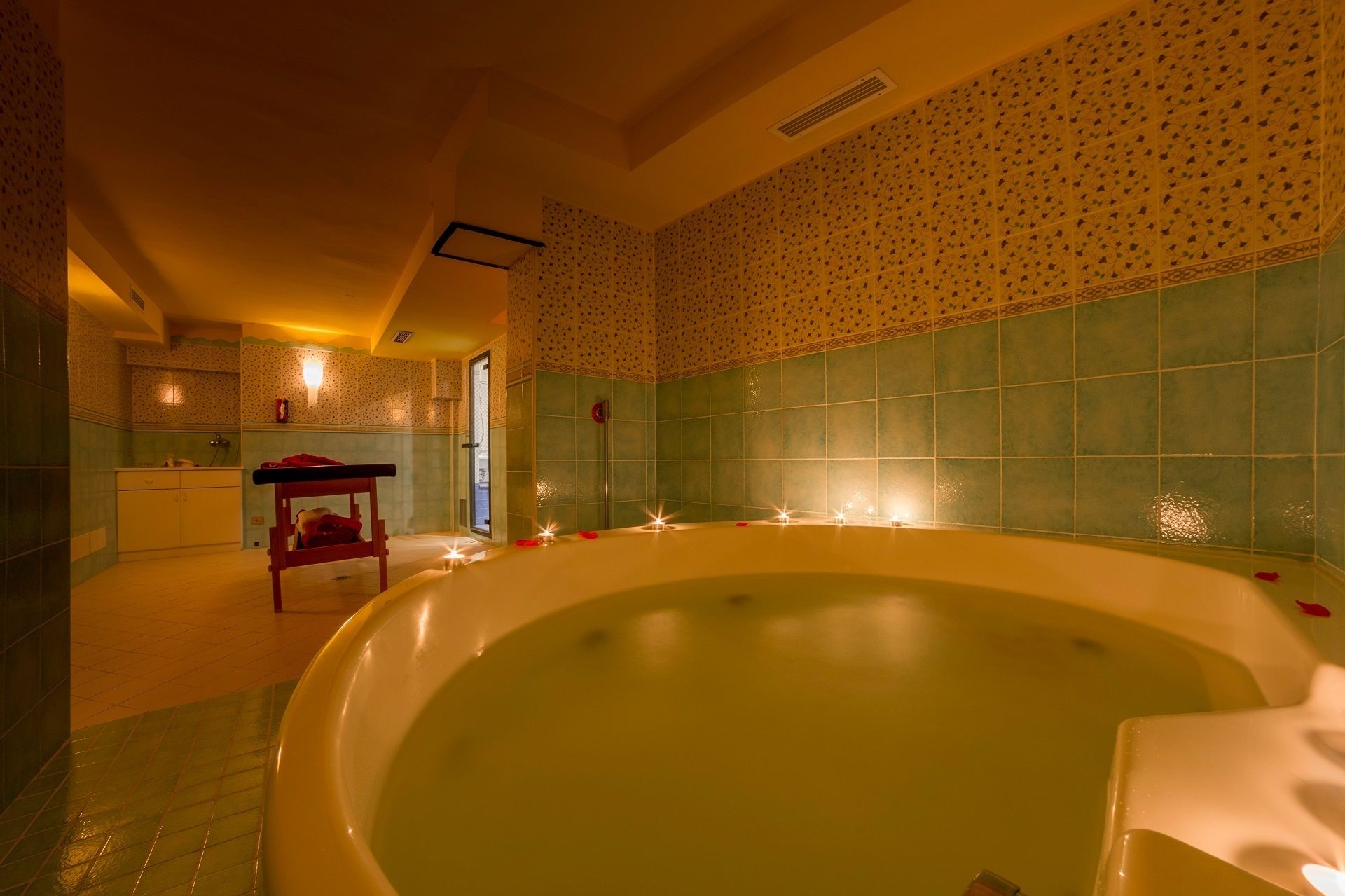 sauna, steam room, turkish bath/hammam, body treatments, facials