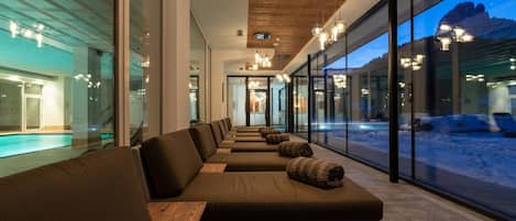 Inomhuspool, utomhuspool, parasoller och solstolar
