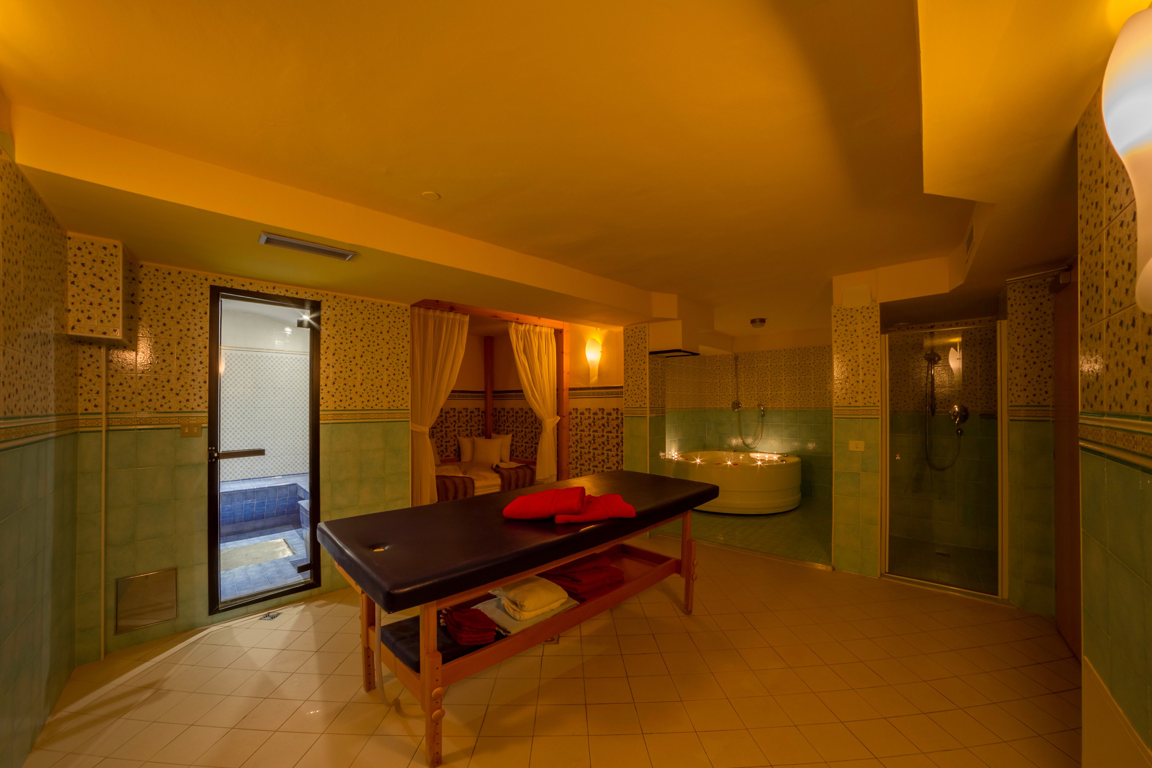 sauna, steam room, turkish bath/hammam, body treatments, facials