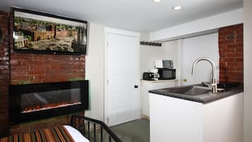 Standard Studio Suite, 2 Bedrooms, Fireplace | Bathroom | Shower, hydromassage showerhead, eco-friendly toiletries, hair dryer