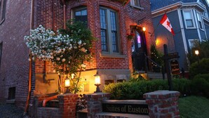 Un edificio de ladrillo con un cartel que dice "Suites of Euston" y una bandera canadiense.