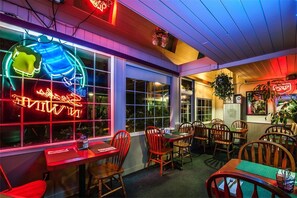 朝食、ランチ、ディナーに営業