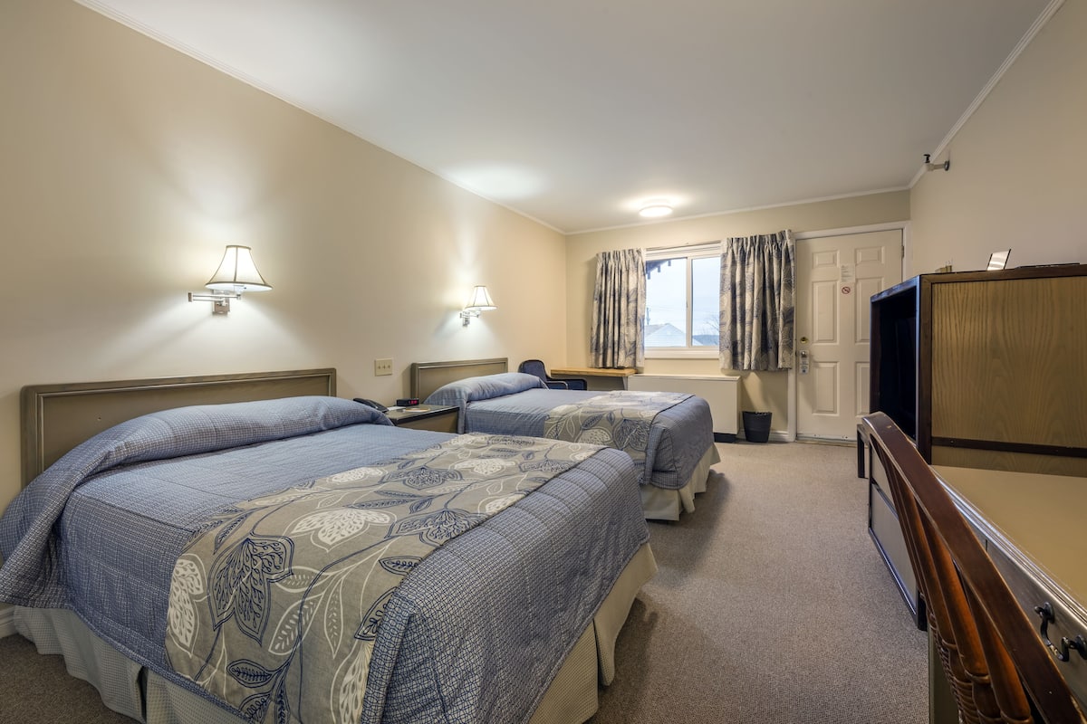 Standard Double Room, 2 Double Beds | Muebles diferentes, escritorio y espacio para trabajar con laptop