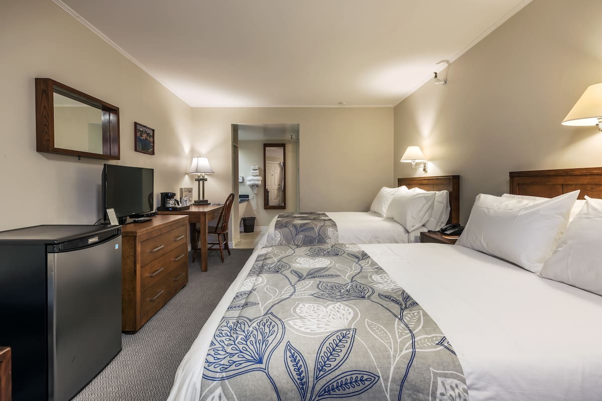 Executive Double Room, 2 Double Beds | Muebles diferentes, escritorio y espacio para trabajar con laptop