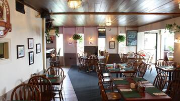 Frukost, lunch och middag serveras