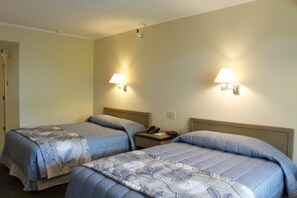 客室ごとに異なるインテリア、デスク、ノートパソコン用作業スペース、アイロン / アイロン台