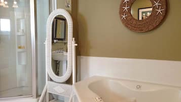 Room (Room 4) | Bathroom | Shower, free toiletries, towels