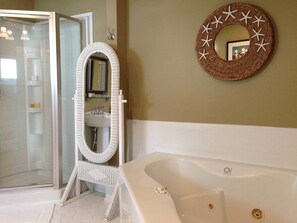 Chambre (Room 4) | Salle de bain | Douche, articles de toilette (gratuits), serviettes fournies