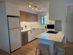 Apartment, 2 Bedrooms | Private kitchen | Full-size fridge, microwave, oven, stovetop - Burleigh Palms Holiday Apartments (Burleigh Heads)