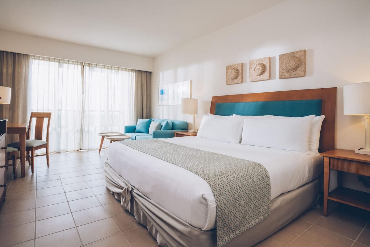 Artículos del minibar gratis y caja de seguridad en la habitación