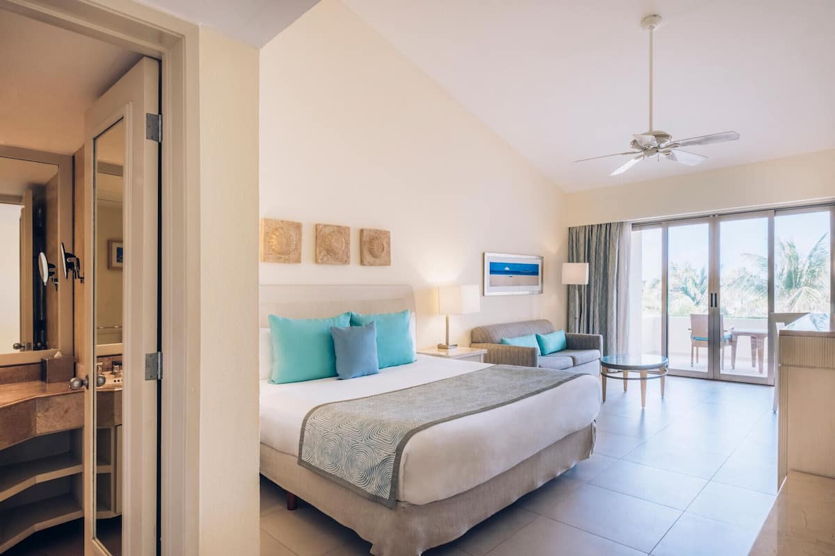 Artículos del minibar gratis y caja de seguridad en la habitación