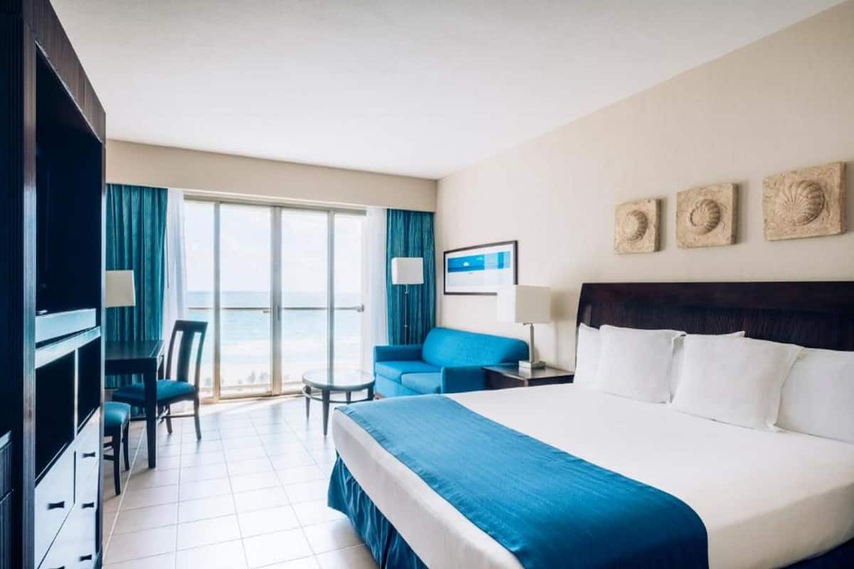 Artículos del minibar gratis y caja de seguridad en la habitación