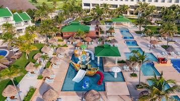 9 albercas al aire libre, sombrillas en la alberca y camastros