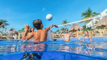 9 piscines extérieures, parasols de plage, chaises longues