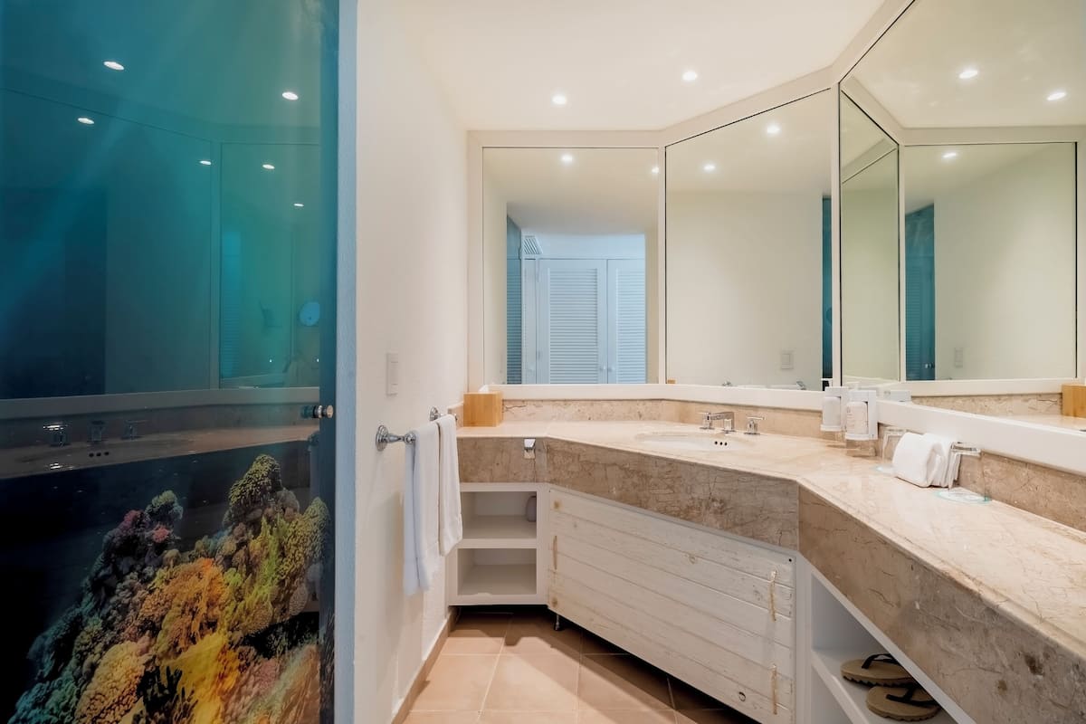 Artículos del minibar gratis y caja de seguridad en la habitación
