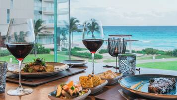 5 restaurantes, se sirven desayunos, comidas, cenas y cocina mexicana