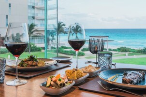 5 restaurantes; se sirve desayuno, almuerzo y cena; cocina mediterránea