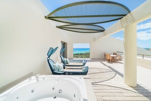 Free minibar, in-room safe, desk, laptop workspace - Iberostar Selection Cancún - All Inclusive (Cancun)