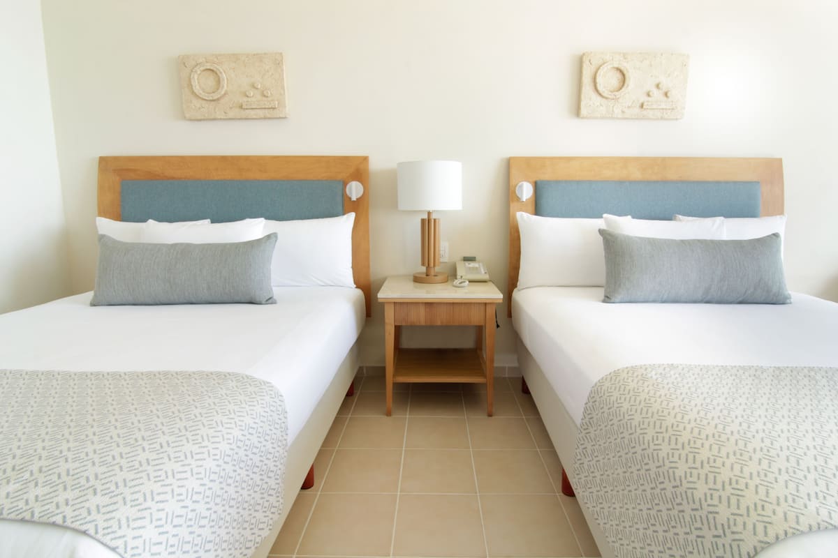 Artículos del minibar gratis y caja de seguridad en la habitación