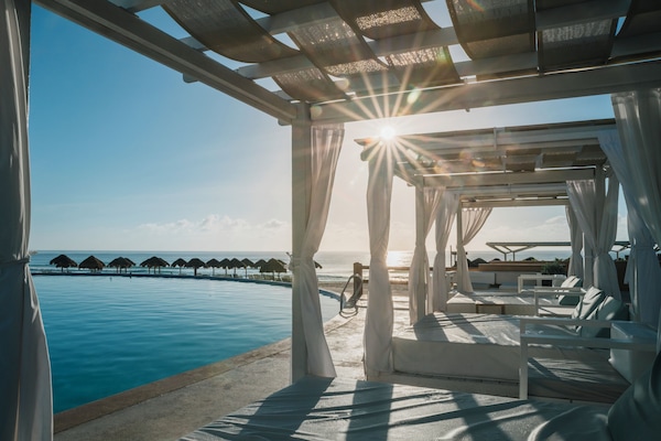 9 AuĂenpools, Sonnenschirme, LiegestĂŒhle