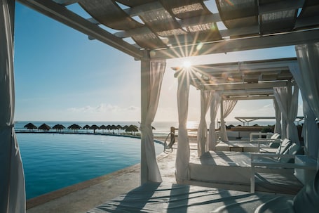 9 outdoor pools, pool umbrellas, sun loungers