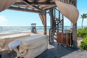 Salas de tratamiento para parejas, un sauna, una bañera de hidromasaje