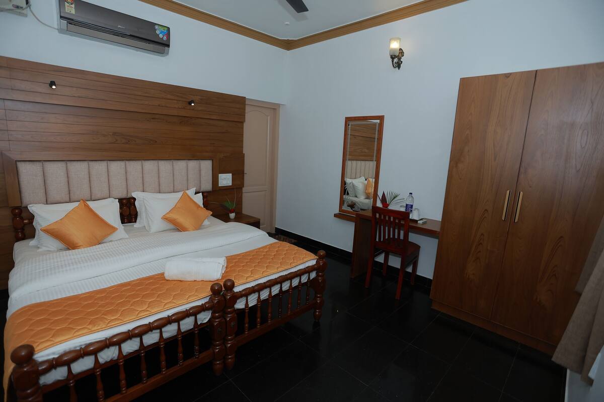 Kamar Double Deluks, pemandangan kolam renang | Brankas, Wi-Fi gratis, dan seprai linen