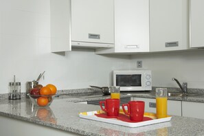 Geladeira, micro-ondas, cooktop, lava-louças