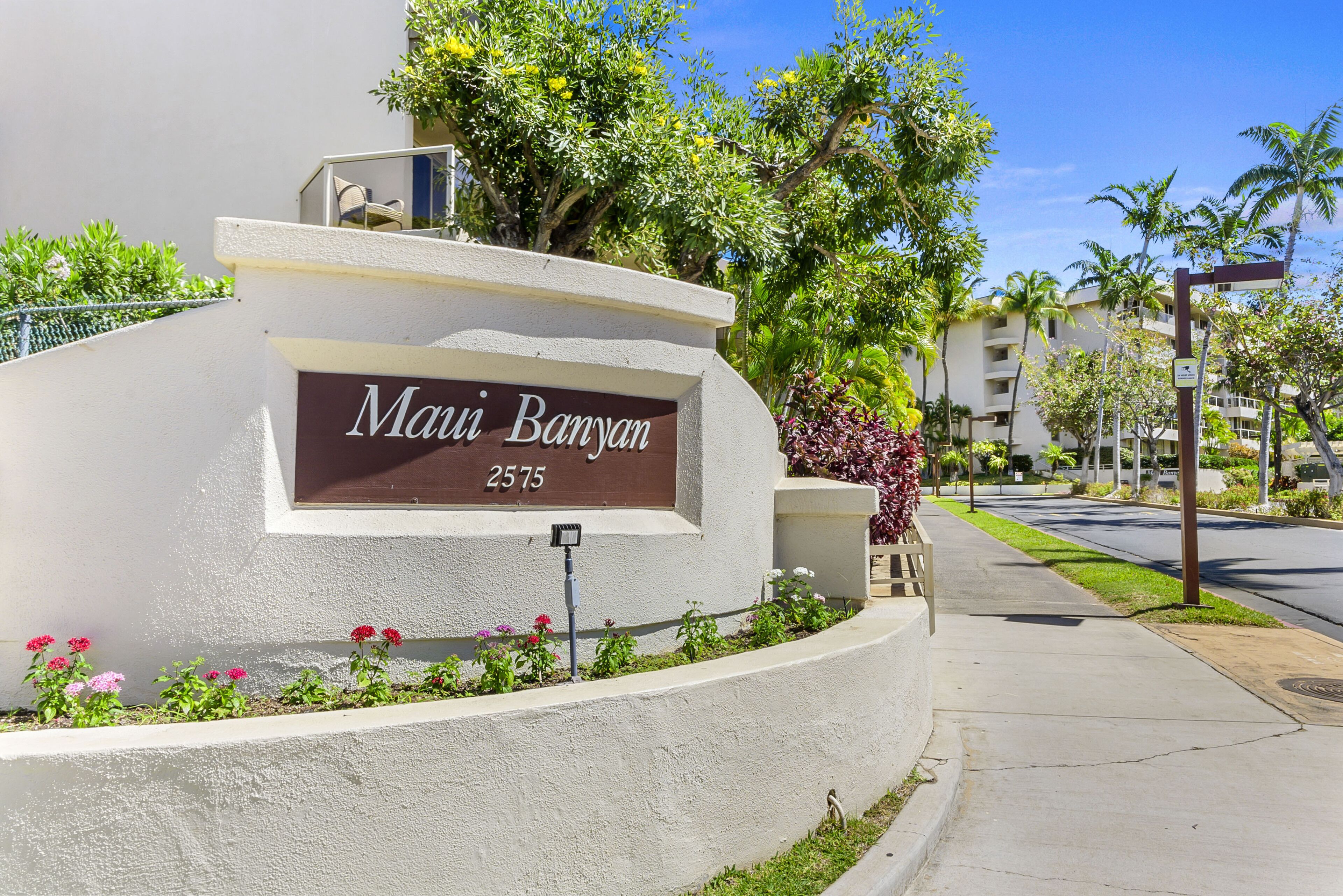Un panneau indiquant « Maui Banyan » avec le numéro « 2575 ».