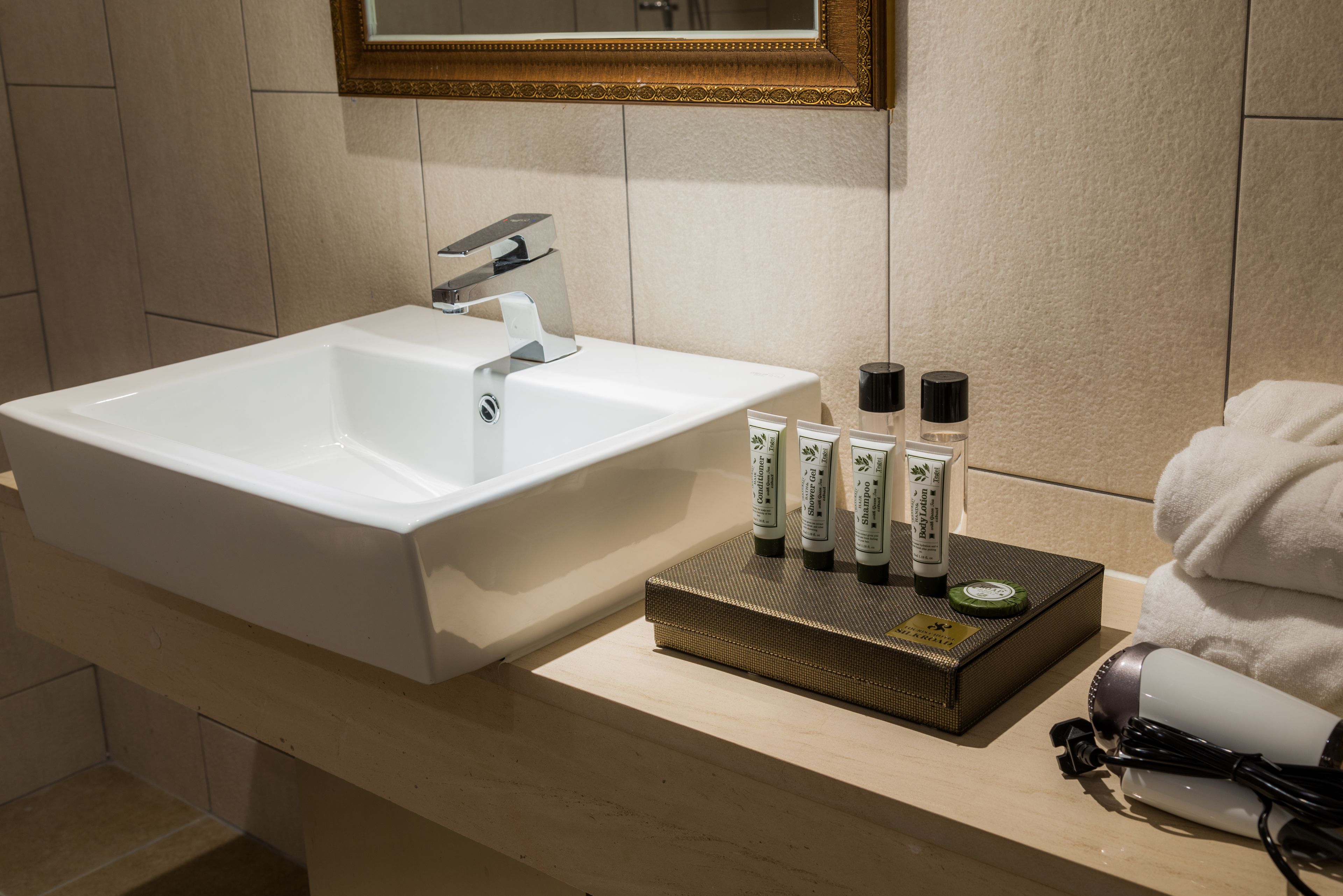 combined shower/bathtub, deep-soaking bathtub, rainfall showerhead