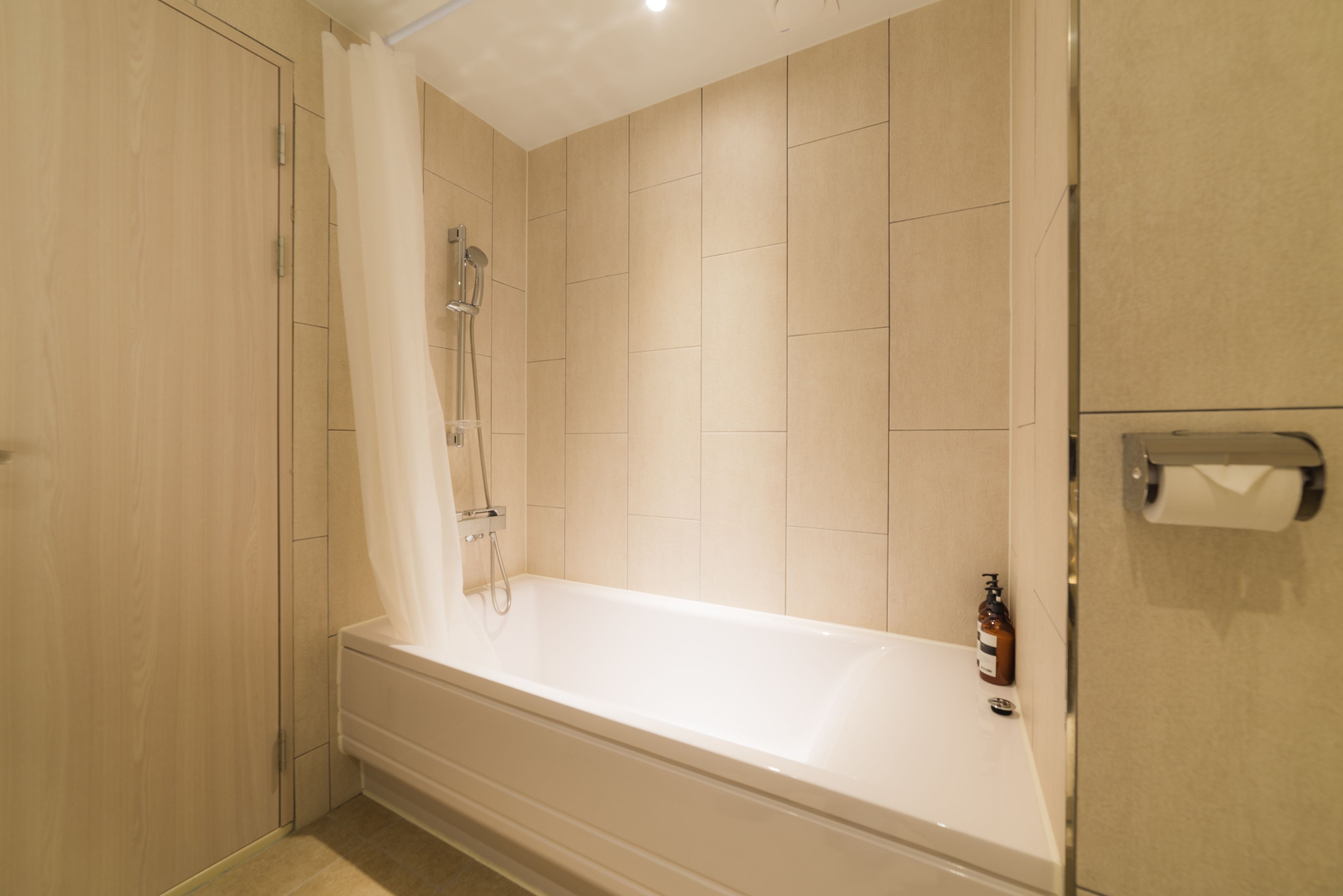 combined shower/bathtub, deep-soaking bathtub, rainfall showerhead