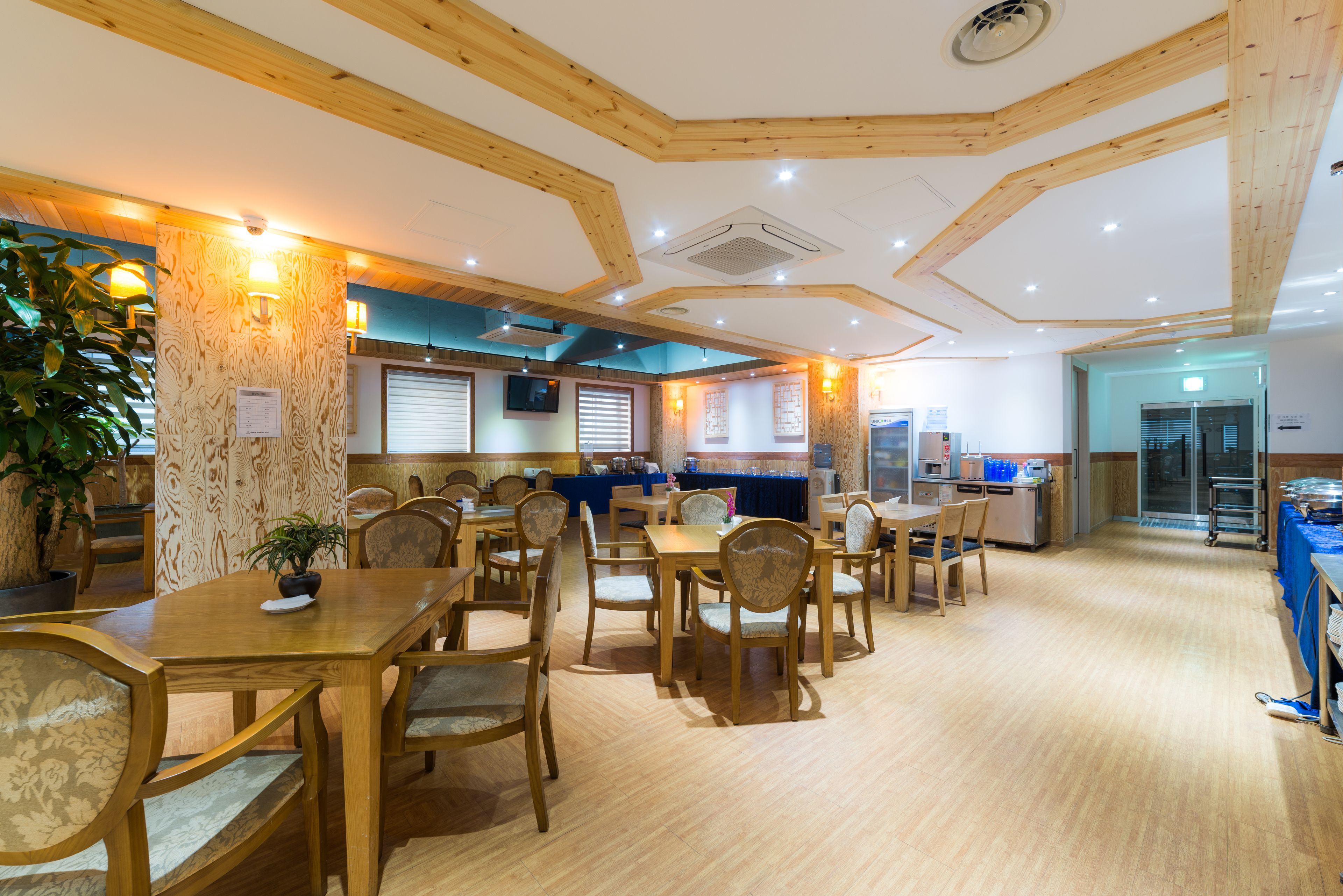 daily buffet breakfast (krw 14000 per person)