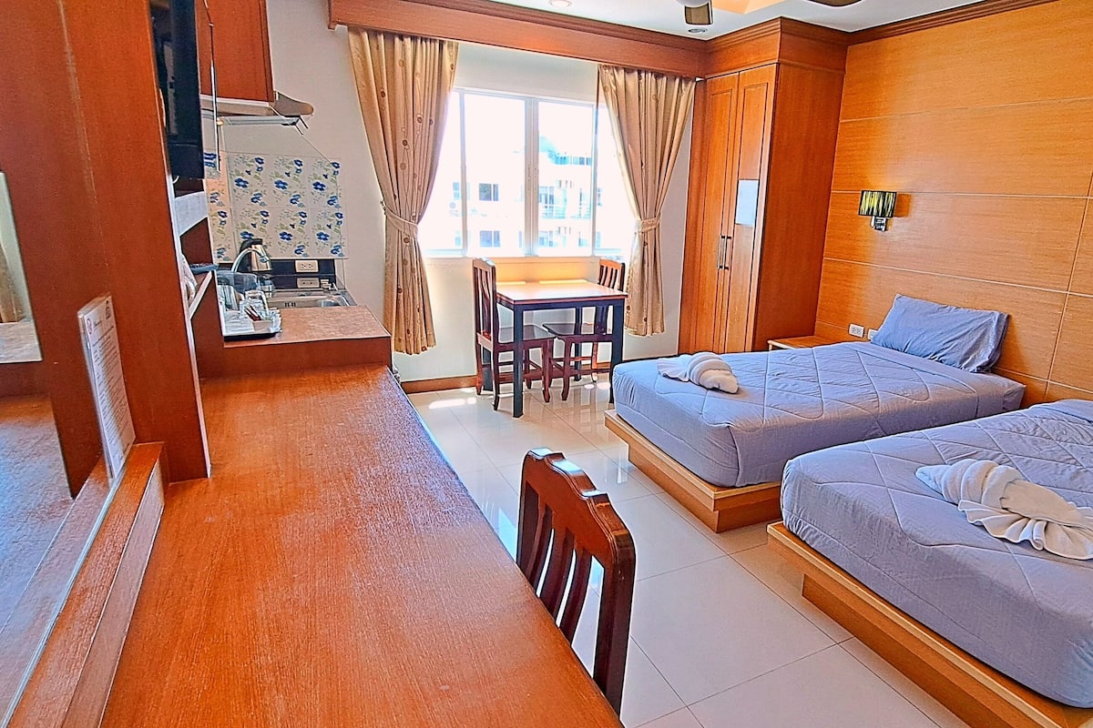 Habitación estándar con 2 camas individuales | Caja fuerte, decoración individual, mobiliario individual y escritorio