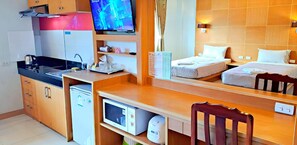 Fridge, microwave, stovetop, electric kettle - Green Harbor Hotel & Service Apartment (Patong)