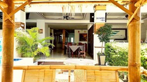Outdoor dining - Green Harbor Hotel & Service Apartment (Patong)