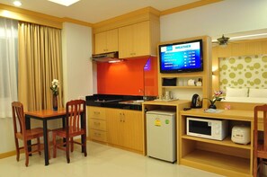 Fridge, microwave, stovetop, electric kettle - Green Harbor Hotel & Service Apartment (Patong)