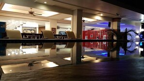 Piscine extérieure, accès possible de 8 h à 19 h, chaises longues