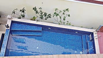 室外游泳池,08:00 至 19:00 开放,日光浴躺椅