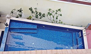 Udendørs pool, åben fra kl. 08.00 til kl. 19.00, liggestole