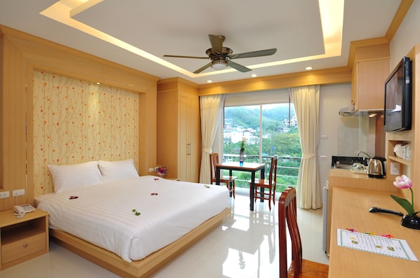 Deluxe Room, 1 King Bed, Kitchenette