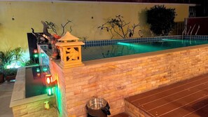 Ulkouima-allas avoinna 8.00–19.00, aurinkotuoleja