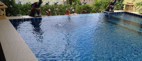 Piscine extérieure, chaises longues