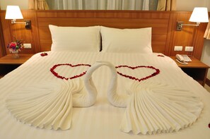 Habitación Deluxe, 1 cama King size, cocineta | Caja de seguridad en la habitación y decoración personalizada