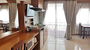 Deluxe Twin Room, 2 Twin Beds, Kitchenette | Private kitchen | Fridge, microwave, stovetop, electric kettle