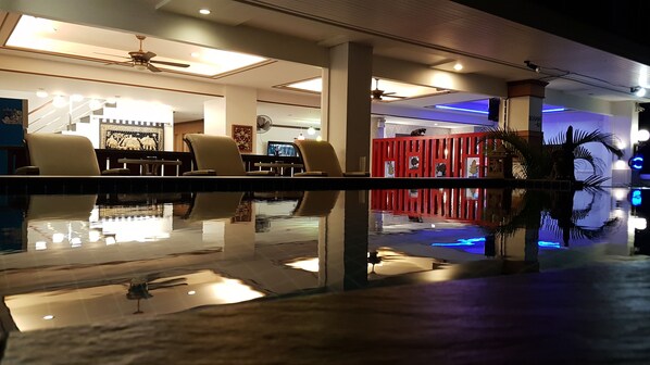 Alberca al aire libre, acceso de 08:00 a 19:00, y camastros