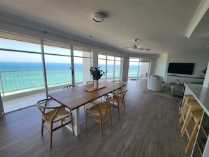 Apartamento superior, 2 quartos | Cofres nos quartos, ferros/tábuas de passar roupa, Wi-Fi de cortesia