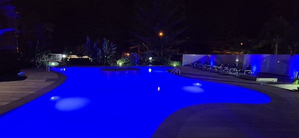 Piscina interna, piscina externa, espreguiçadeiras