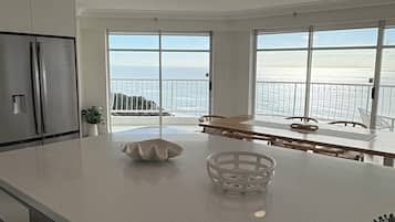 Luxury Apartment, Ocean View | Private kitchen