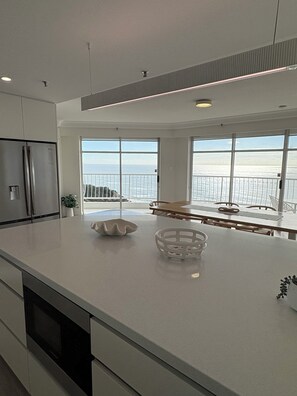 Refrigerador con freezer, microondas, horno, placa de cocina
