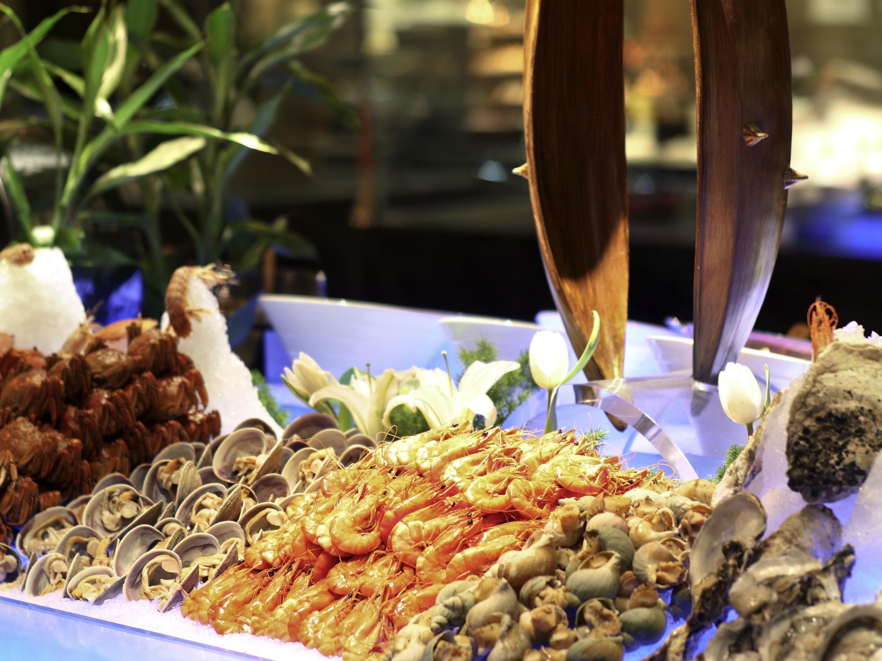 Una exhibición de mariscos con diversos crustáceos y camarones.
